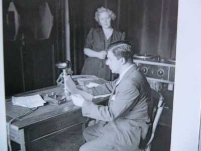 Lo studio di Radio Bari, prima emittente libera d'Europa: la sua collocazione fa s� che il capoluogo pugliese diventi meta prediletta di chi cerca un luogo sicuro durante la Seconda guerra mondiale, profughi austriaci compresi